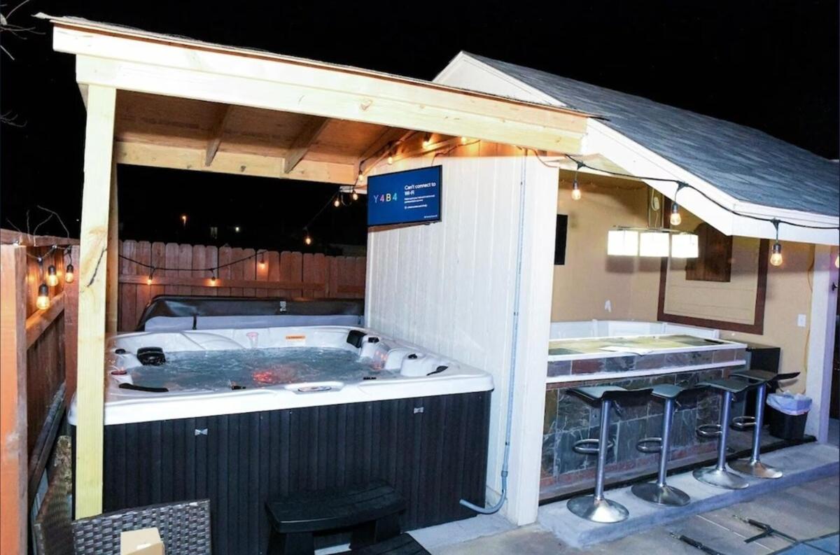 Beautiful With Pool Hot Tub & King Bed