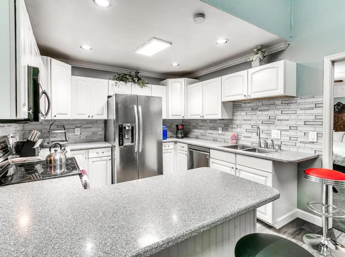 Beautiful With Pool Hot Tub & King Bed Holiday home Oklahoma City