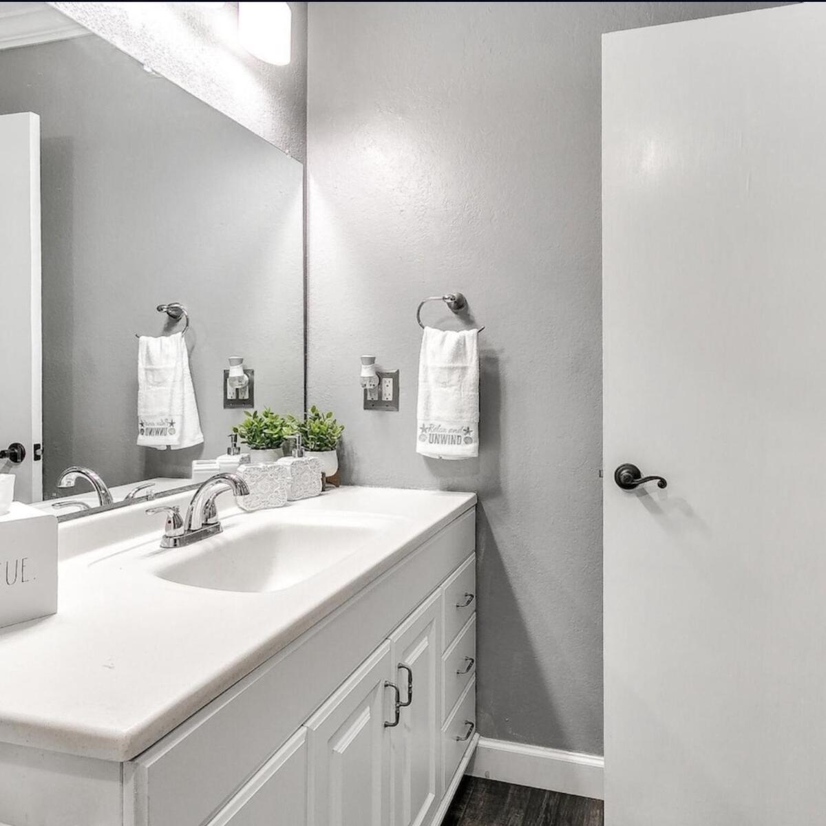 Beautiful With Pool Hot Tub & King Bed Holiday home Oklahoma City