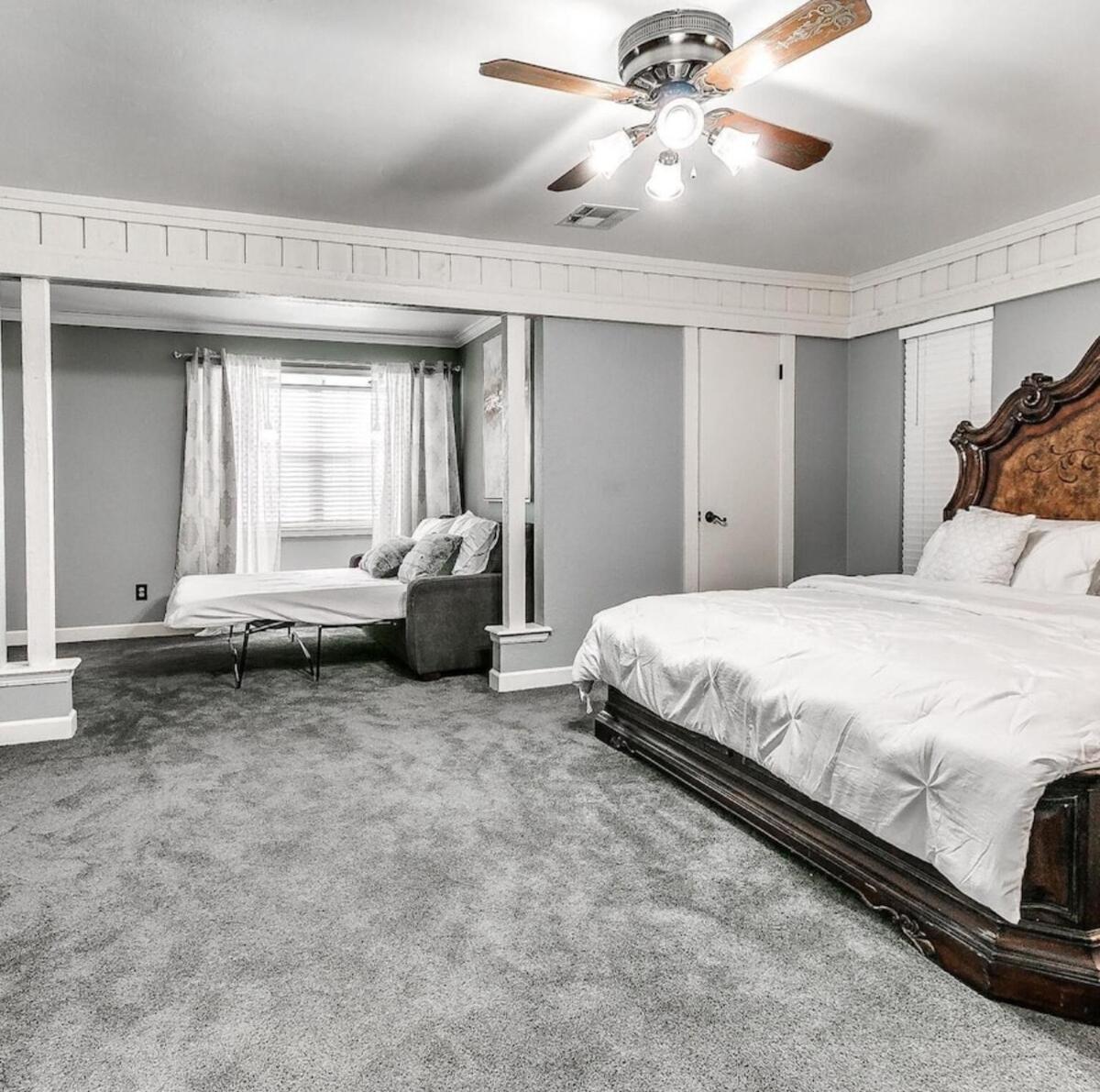 Beautiful With Pool Hot Tub & King Bed Holiday home