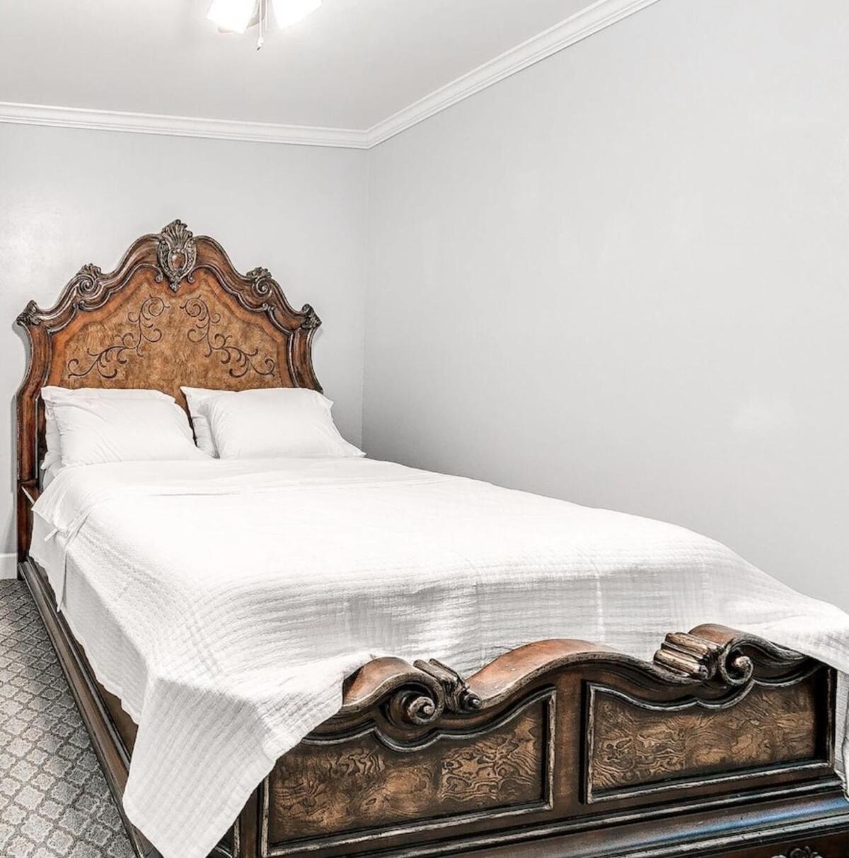 Holiday home Beautiful With Pool Hot Tub & King Bed *