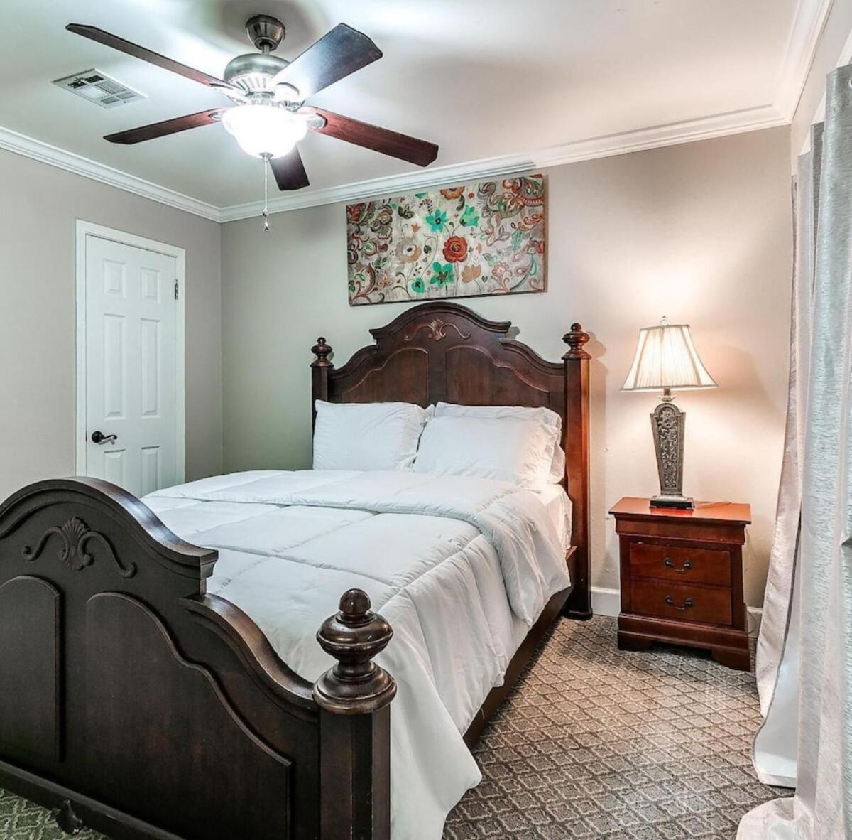 Holiday home Beautiful With Pool Hot Tub & King Bed *